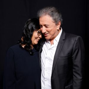 D’origine cambodgienne, la jeune femme a été recueillie par l’animateur et son épouse Dany Saval en 1979, alors qu’elle fuyait le régime des Khmers rouges. 

Exclusif -  Michel Drucker et Yleng Kem (sa fille adoptive) - Backstage de l'enregistrement de l'émission "La Chanson secrète 8" à la Seine musicale à Paris, diffusée le 4 septembre sur TF1
© Gaffiot-Moreau / Bestimage