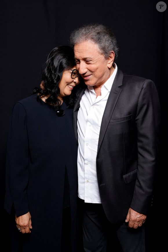 D’origine cambodgienne, la jeune femme a été recueillie par l’animateur et son épouse Dany Saval en 1979, alors qu’elle fuyait le régime des Khmers rouges. 

Exclusif -  Michel Drucker et Yleng Kem (sa fille adoptive) - Backstage de l'enregistrement de l'émission "La Chanson secrète 8" à la Seine musicale à Paris, diffusée le 4 septembre sur TF1
© Gaffiot-Moreau / Bestimage