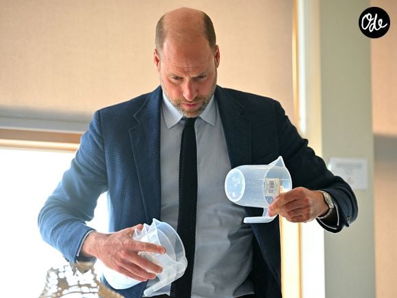 Le prince William aide un locataire à transporter des meubles dans son nouvel appartement lors d'une visite à l'association de logement social Langstane, à Aberdeen le 30 juin 2026.
Andy Buchanan/WPA-Pool/Julien Burton/ Bestimage