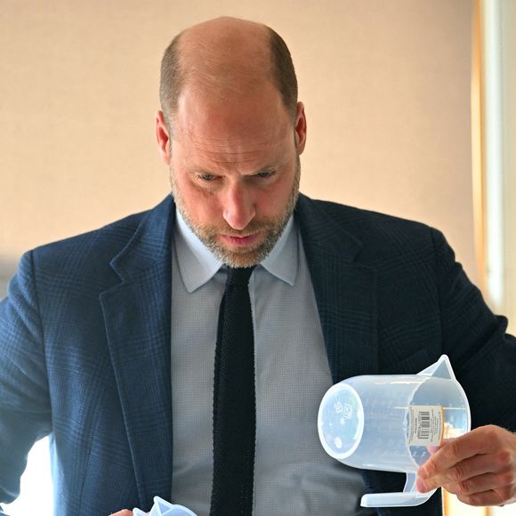 Le prince William aide un locataire à transporter des meubles dans son nouvel appartement lors d'une visite à l'association de logement social Langstane, à Aberdeen le 30 juin 2026.
Andy Buchanan/WPA-Pool/Julien Burton/ Bestimage