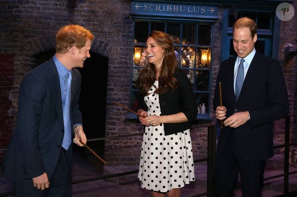 Kate Middleton, le prince William et le prince Harry d'Angleterre visitent les studios Warner Bros a Leavesden le 26 avril 2013