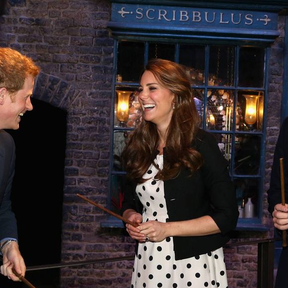 Kate Middleton, le prince William et le prince Harry d'Angleterre visitent les studios Warner Bros a Leavesden le 26 avril 2013