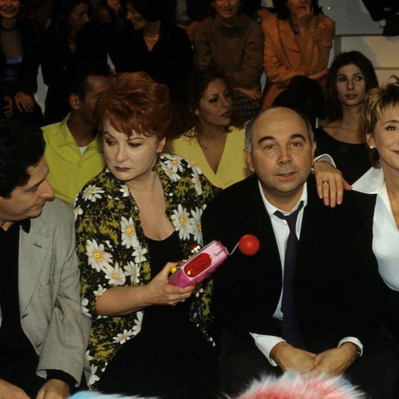 Archives - No Web - En France, à Paris, sur le plateau de l'émission "Nom de code : Balasko", de gauche à droite, Thierry LHERMITTE, Christian CLAVIER, Josiane BALASKO, Gérard JUGNOT, Marie-Anne CHAZEL, et Michel BLANC, une partie de la troupe du SPLENDID. Le 15 décembre 1997
© Michel Marizy via Bestimage
