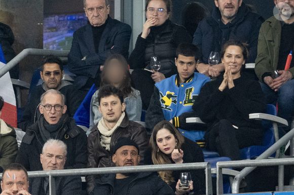 L'épouse de Jamel Debbouze et mère de leurs deux enfants Léon et Lila

Pierre Lescure, Jamel Debbouze avec sa femme Mélissa Theuriau et leurs deux enfants Leon Debbouze et Lila Debbouze - Célébrités dans les tribunes du quart de finale de la Ligue des Nations de l'UEFA 2025 "France - Croatie (2-0 / tab 5-4)" au Stade de France à Saint-Denis le 23 mars 2025. © Cyril Moreau/Bestimage