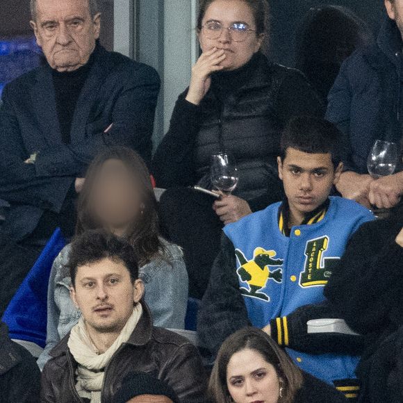 L'épouse de Jamel Debbouze et mère de leurs deux enfants Léon et Lila

Pierre Lescure, Jamel Debbouze avec sa femme Mélissa Theuriau et leurs deux enfants Leon Debbouze et Lila Debbouze - Célébrités dans les tribunes du quart de finale de la Ligue des Nations de l'UEFA 2025 "France - Croatie (2-0 / tab 5-4)" au Stade de France à Saint-Denis le 23 mars 2025. © Cyril Moreau/Bestimage