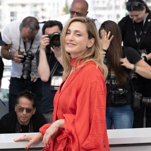 La présidente du Jury de L'oeil d'or Julie Gayet pose pendant le photocall de L'oeil d'or lors du 78ème Festival de Cannes au Palais des Festivals le 23 mai 2025 à Cannes, France.Photo by David NIVIERE/ABACAPRESS.COM