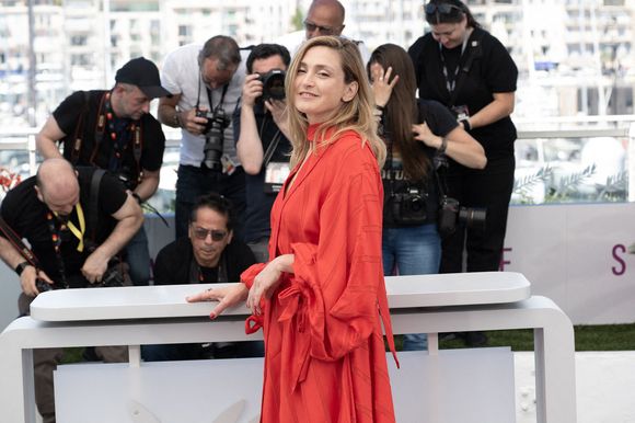 La présidente du Jury de L'oeil d'or Julie Gayet pose pendant le photocall de L'oeil d'or lors du 78ème Festival de Cannes au Palais des Festivals le 23 mai 2025 à Cannes, France.Photo by David NIVIERE/ABACAPRESS.COM