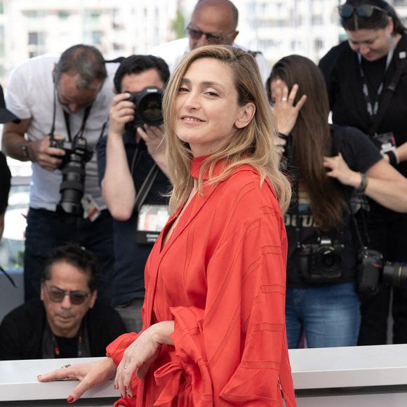 La présidente du Jury de L'oeil d'or Julie Gayet pose pendant le photocall de L'oeil d'or lors du 78ème Festival de Cannes au Palais des Festivals le 23 mai 2025 à Cannes, France.Photo by David NIVIERE/ABACAPRESS.COM