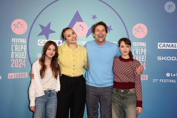 Le clan Jouannet est très soudé, notamment les demi-soeurs Chloé, Mado et Ysée

Ysée Jouannet, Chloé Jouannet, Thomas Jouannet, Mado Jouannet pour le court métrage "Allez ma Fille" - 27ème Festival International du Film de Comédie de l'Alpe d'Huez le 17 janvier 2024. © Dominique Jacovides/Bestimage