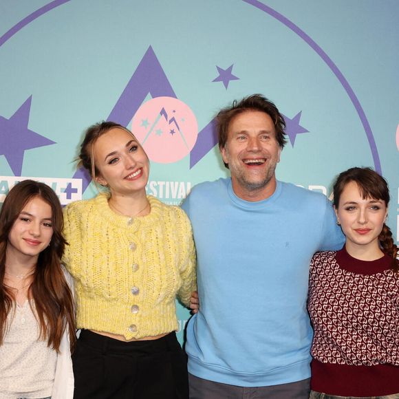 Le clan Jouannet est très soudé, notamment les demi-soeurs Chloé, Mado et Ysée

Ysée Jouannet, Chloé Jouannet, Thomas Jouannet, Mado Jouannet pour le court métrage "Allez ma Fille" - 27ème Festival International du Film de Comédie de l'Alpe d'Huez le 17 janvier 2024. © Dominique Jacovides/Bestimage