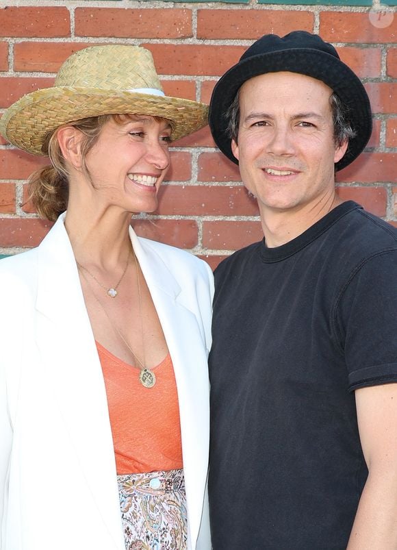 Directeur de création au sein de l'agence Willie Beamen, Nicolas Moreau vient du monde de la publicité mais s'est également lancé dans la réalisation.

Caroline Anglade et son compagnon Nicolas Moreau à la seconde édition du festival du film de Demain au Ciné Lumière à Vierzon, France, le 3 juin 2023. © Coadic Guirec/Bestimage