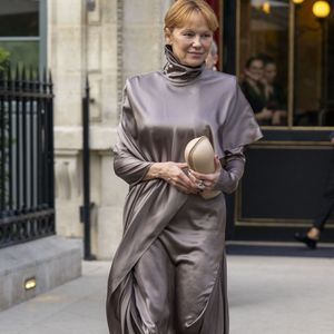La comédienne et mannequin Pamela Anderson fait aussi partie des célébrités aperçues dans ce palace parisien récompensé par la distinction "palace" depuis 2016.
Pamela Anderson sort de l'hôtel La Reserve lors de la Fashion Week de Paris (PFW), à Paris, France, le 2 octobre 2025. © RAW-TGB/GoffPhotos/Bestimage