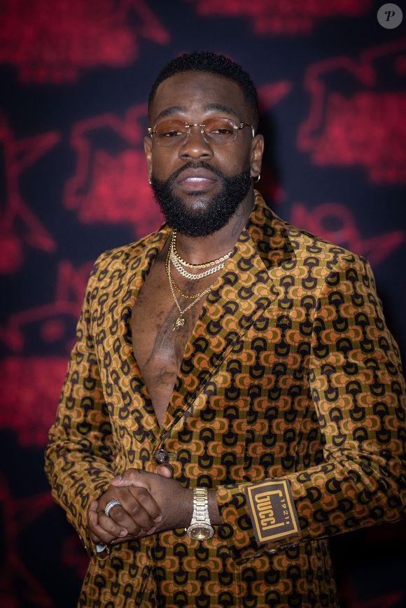 Tayc assiste au tapis rouge des 23e NRJ Music Awards au Palais des Festivals, à Cannes. France le 20 novembre 2021. Photo par Shootpix/ABACAPRESS.COM