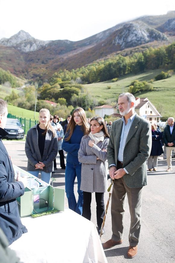 La reine Letizia, le roi Felipe VI, l'infante Leonor, la princesse Sofia - La famille royale d'Espagne lors de la cérémonie de remise des prix pour la ville exemplaire des Asturies 2024 à Sotres. Le 26 octobre 2024