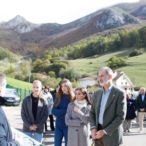 La reine Letizia, le roi Felipe VI, l'infante Leonor, la princesse Sofia - La famille royale d'Espagne lors de la cérémonie de remise des prix pour la ville exemplaire des Asturies 2024 à Sotres. Le 26 octobre 2024