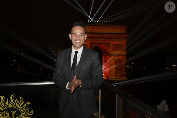 Mohamed Bouhafsi en backstage de l’émission "La grande soirée du 31 décembre de Paris" diffusée sur France 2 sur les Champs-Elysées à Paris, France, le 31 décembre 2024.  © Clovis-Tribeca/Bestimage
