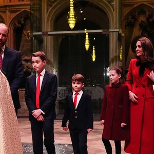 Le prince William, prince de Galles, le prince George de Galles, la princesse Charlotte de Galles, le prince Louis de Galles et Catherine (Kate) Middleton, princesse de Galles - La famille royale d'Angleterre assiste à la messe "Together At Christmas Carol" à l'abbaye de Westminster à Londres, Royaume-Uni © Julien Burton / Bestimage