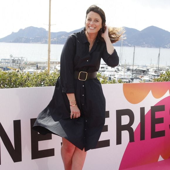 Anne Décis au photocall de la série "Plus belle la vie" lors de la 5ème saison du festival International des Séries "Canneseries" à Cannes, France, le 2 avril 2022. © Denis Guignebourg/Bestimage
