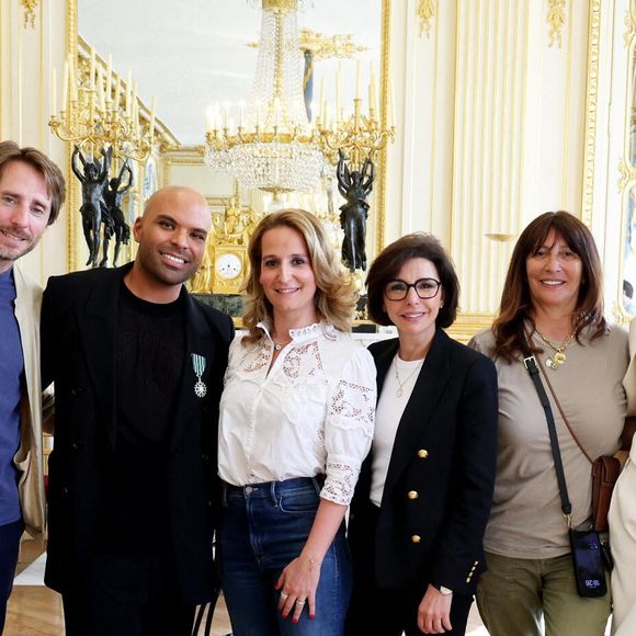 Exclusif - Guest, Mathieu Vergne, Saïd Boussif, Alexandra Redde-Amiel, Rachida Dati, Anne Marcassus, Vitaa, guest - La chanteuse Vitaa et le Producteur musical Saïd Boussif élevés par la ministre de la Culture, Rachida Dati au grade de chevalier dans l'ordre des Arts et Lettres dans le salon des Maréchaux au ministère de la Culture à Paris le 24 juin 2024. © Dominique Jacovides - Alain Guizard / Bestimage