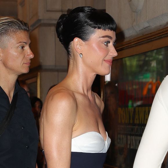 La pop star Katy Perry affiche une allure élégante vêtue d’une robe longue bustier Yael alors qu’elle se rend à la pièce de Broadway « Oh, Mary! » à New York le 12/08/2025.

Photo : Backgrid USA / Bestimage