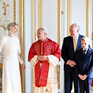 Mariés depuis 2011, les parents des jumeaux Jacques et Gabriella multiplient les apparitions officielles autour des causes qui leur tiennent à cœur

Le pape Léon XIV avec le prince Albert II de Monaco, la princesse Charlène,le prince Jacques et la princesse Gabriella - Entretien au palais pricnier et photo officielle - Visite historique du pape Léon XIV à Monaco le 28 mars 2026.
© Bruno Bebert - Dominique Jacovides / Bestimage