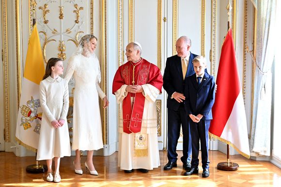 Mariés depuis 2011, les parents des jumeaux Jacques et Gabriella multiplient les apparitions officielles autour des causes qui leur tiennent à cœur

Le pape Léon XIV avec le prince Albert II de Monaco, la princesse Charlène,le prince Jacques et la princesse Gabriella - Entretien au palais pricnier et photo officielle - Visite historique du pape Léon XIV à Monaco le 28 mars 2026.
© Bruno Bebert - Dominique Jacovides / Bestimage