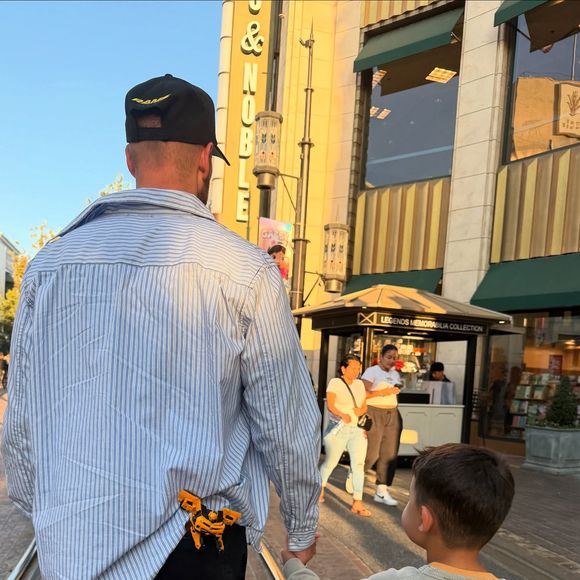 Très attentif, il veille à laisser ses enfants faire leurs propres choix, sans leur imposer ses passions.

M Pokora et son fils. @ Instagram / Matt Pokora