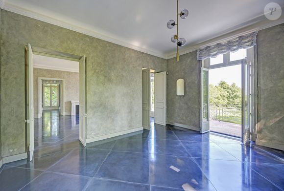 Située à Louveciennes, aux portes de Paris, sur le chemin des impressionnistes, cette belle demeure bourgeoise néo-classique, a été construite au milieu du XIXème siècle, appelée le "Domaine de Voisins", et ayant eu comme illustre propriétaire, Karl Lagerfeld. A l'abri des regards avec un parc arboré de 2 hectares.
© Marc Ausset-Lacroix / Bestimage