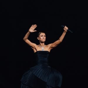 Côté vestimentaire, l'icône de mode a ouvert le show dans une somptueuse robe Dior associée à un collier Boucheron étincelant. 

Celine Dion, tenue et bijoux Boucheron, lors de son premier concert à la Plénitude Arena à Paris La Défense le 12 septembre 2026. Agence / Bestimage