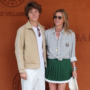 Sarah Poniatowski (Lavoine) et son fils Roman - Les célébrités au village lors des Internationaux de France de Tennis de Roland Garros le 1er juin 2025. © Dominique Jacovides / Bestimage