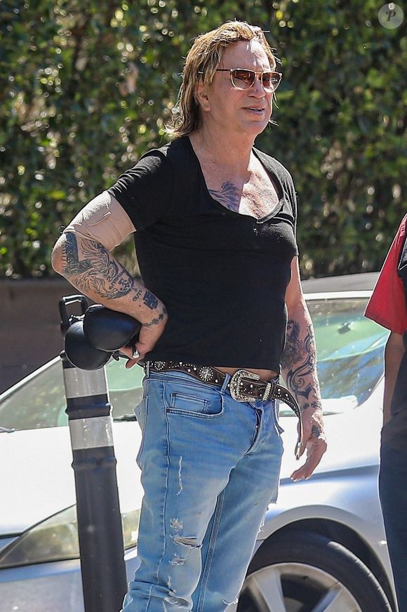 Mickey Rourke a une dette de plusieurs milliers d'euros à cause de loyers impayés.

Mickey Rourke se rend à une séance d'entraînement de boxe chez une amie à Los Angeles le 7 juillet 2022.
