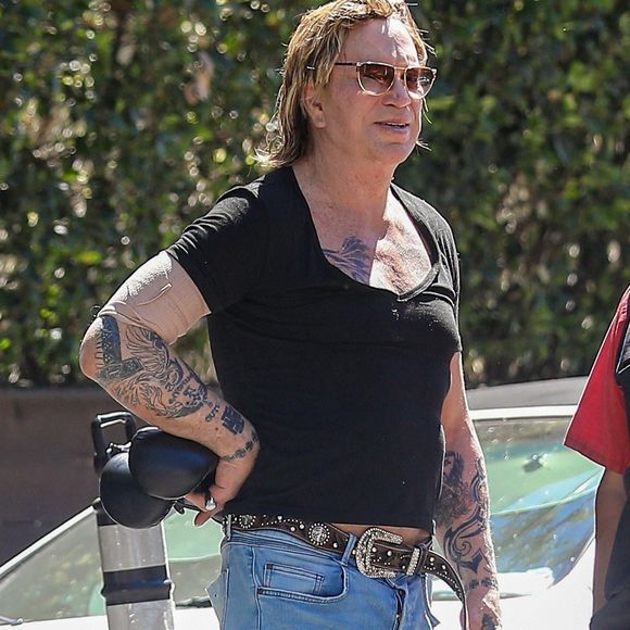Mickey Rourke a une dette de plusieurs milliers d'euros à cause de loyers impayés.

Mickey Rourke se rend à une séance d'entraînement de boxe chez une amie à Los Angeles le 7 juillet 2022.