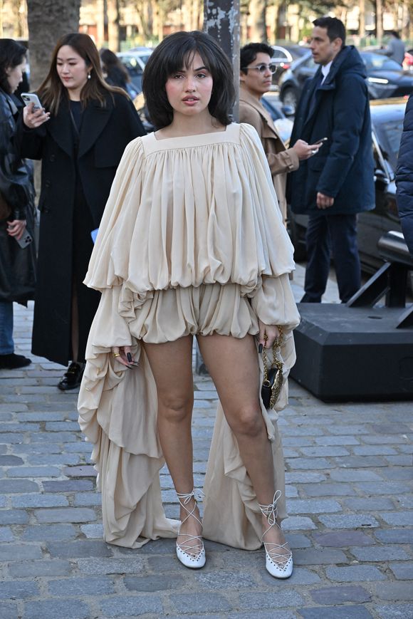 Mabel arrivant au défilé Chloé pendant la semaine de la mode à Paris, France, le 6 mars 2025. Photo by Julien Reynaud/APS-Medias/ABACAPRESS.COM