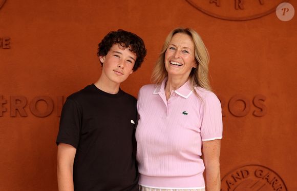 Estelle Lefébure et son fils Giulano Ramette au photocall du village lors des Internationaux de France de Tennis de Roland Garros 2026, à Paris, France, le 29 mai 2026. © Dominique Jacovides/Bestimage