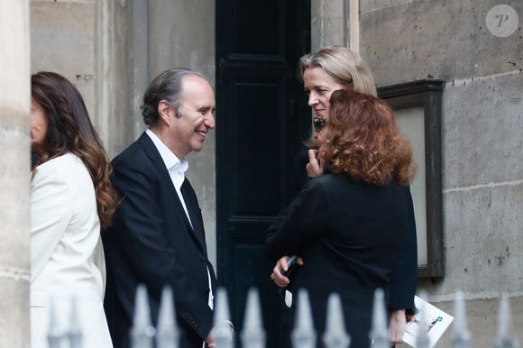 Exclusif - Xavier Niel, sa compagne Delphine Arnault à la sortie de la messe hommage à Doris Brynner dans l'église Saint-Philippe-du-Roule à Paris le 4 juin 2025.

© Christophe Clovis / Bestimage
