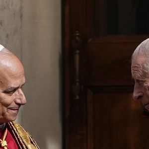 Le roi Charles III d'Angleterre et Camilla Parker Bowles, reine consort d'Angleterre, quittent le pape Léon XIV après avoir assisté au service œcuménique dans la chapelle Sixtine au Vatican, le 23 octobre 2025. Photo par PA Photo/ Bestimage