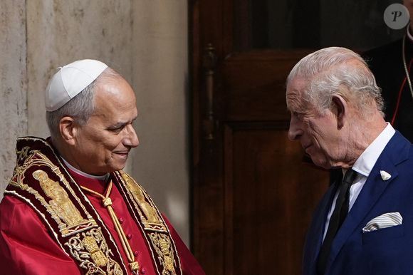 Le roi Charles III d'Angleterre et Camilla Parker Bowles, reine consort d'Angleterre, quittent le pape Léon XIV après avoir assisté au service œcuménique dans la chapelle Sixtine au Vatican, le 23 octobre 2025. Photo par PA Photo/ Bestimage