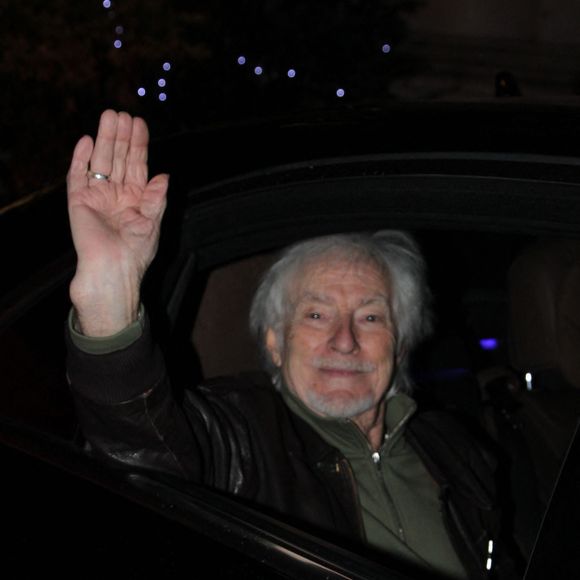 Marié depuis le 2 septembre 2023, le chanteur, qui a célébré cette année son 96ᵉ anniversaire, recevait ainsi la plus haute distinction parmi les cinq décorations attribuées par la municipalité parisienne depuis 1911. 

Exclusif - Hugues Aufray - Hugues Aufray reçoit la médaille Grand Vermeil de la ville des mains d'Anne Hidalgo, à l'hôtel de ville de Paris le 18 décembre 2025. © Philippe Baldini/Bestimage