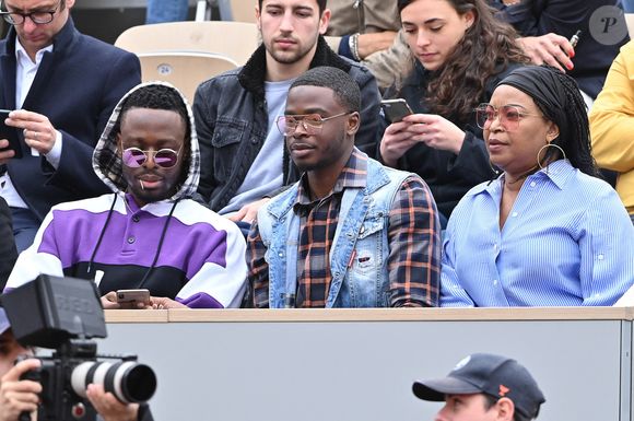 Le chanteur Dadju, son frère et leur mère assistent à l'édition 2019 des Internationaux de France de tennis - Treizième journée à Roland Garros le 07 juin 2019 à Paris, France. assistent à l'édition 2019 des Internationaux de France de tennis - Treizième journée à Roland Garros le 07 juin 2019 à Paris, France. Photo Laurent Zabulon / ABACAPRESS.COM