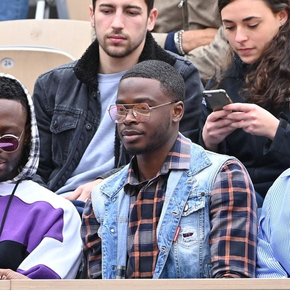 Le chanteur Dadju, son frère et leur mère assistent à l'édition 2019 des Internationaux de France de tennis - Treizième journée à Roland Garros le 07 juin 2019 à Paris, France. assistent à l'édition 2019 des Internationaux de France de tennis - Treizième journée à Roland Garros le 07 juin 2019 à Paris, France. Photo Laurent Zabulon / ABACAPRESS.COM