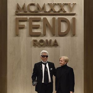 Un génie certes, mais bien entouré. 


Karl Lagerfeld, Silvia Venturini Fendi - Défilé de mode automne-hiver 2017/2018 « Fendi » à Milan. Le 24 février 2017