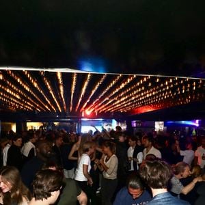 J.Roch a reçu ses amis pour fêter la fermeture de son célèbre club privé, "VIP Room" à Saint-Tropez, après 29 ans d'existence, le 5 avril 2026. Après un dernier week-end de fête, du 3 au 5 avril 2026, le célèbre établissement sera remplacé par le "Lilly's Club".
© Luc Boutria / Nice Matin / Bestimage