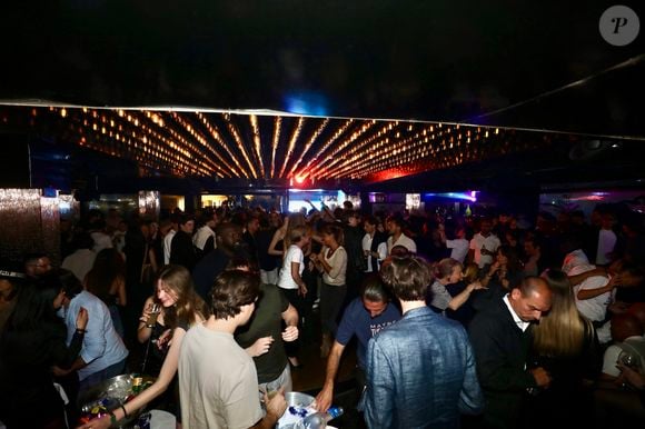 J.Roch a reçu ses amis pour fêter la fermeture de son célèbre club privé, "VIP Room" à Saint-Tropez, après 29 ans d'existence, le 5 avril 2026. Après un dernier week-end de fête, du 3 au 5 avril 2026, le célèbre établissement sera remplacé par le "Lilly's Club".
© Luc Boutria / Nice Matin / Bestimage