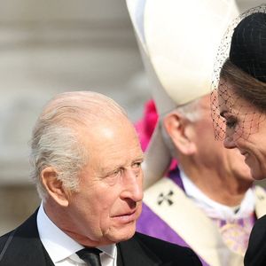 Le roi Charles III serre la princesse de Galles dans ses bras alors qu'ils quittent la cathédrale de Westminster, au centre de Londres, après la messe de requiem célébrée en l'honneur de la duchesse de Kent. Il s'agit du premier service funéraire catholique organisé pour un membre de la famille royale dans l'histoire moderne de la Grande-Bretagne. Katharine, l'épouse du duc de Kent, cousin de la Reine, s'est convertie au catholicisme en 1994, à Londres, le 16 septembre 2025. Photo par Ryan Jenkinson/Parsons/ABACAPRESS.COM Media