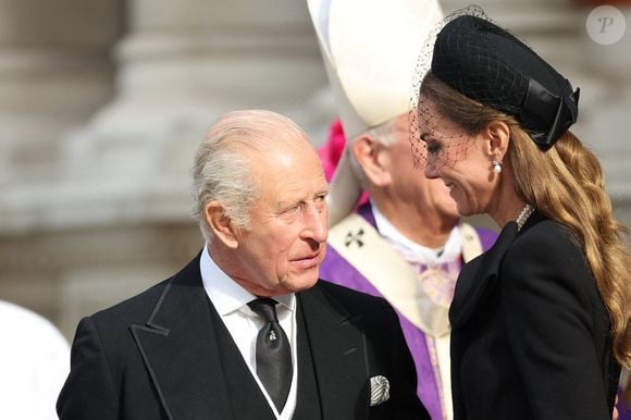 Le roi Charles III serre la princesse de Galles dans ses bras alors qu'ils quittent la cathédrale de Westminster, au centre de Londres, après la messe de requiem célébrée en l'honneur de la duchesse de Kent. Il s'agit du premier service funéraire catholique organisé pour un membre de la famille royale dans l'histoire moderne de la Grande-Bretagne. Katharine, l'épouse du duc de Kent, cousin de la Reine, s'est convertie au catholicisme en 1994, à Londres, le 16 septembre 2025. Photo par Ryan Jenkinson/Parsons/ABACAPRESS.COM Media