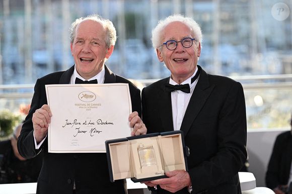 Le coproducteur belge Luc Dardenne et le coproducteur belge Jean-Pierre Dardenne posent lors d'un photocall après avoir remporté le prix du meilleur scénario pour le film "Jeunes Meres" (The Young Mother's Home) lors de la cérémonie de clôture de la 78e édition du Festival de Cannes à Cannes, France, le 24 mai 2025. Photo de David Niviere/ABACAPRESS.COM