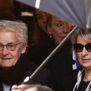 Bernard d'Ormale (mari de Brigitte Bardot) - Sorties des obsèques de Brigitte Bardot en l'église Paroissiale Notre-Dame-de-l'Assomption de Saint-Tropez, France, le 7 janvier 2026.  Brigitte Bardot, figure emblématique du cinéma français et icône internationale, est décédée le 28 décembre 2025 à l'âge de 91 ans dans sa mythique propriété de La Madrague, à Saint-Tropez (France). Révélée au monde entier par son rôle dans "Et Dieu... créa la femme", elle avait contribué à faire de Saint-Tropez un lieu mondialement connu. L'actrice sera inhumée le 7 janvier 2026 au cimetière marin de Saint-Tropez, aux côtés de son père Louis Bardot (1896-1975) et de sa mère Anne-Marie Mucel (1912-1978). Une cérémonie religieuse se tiendra auparavant dans l'église de Saint-Tropez, où proches, personnalités et anonymes pourront lui rendre un dernier hommage. © Jacovides-Moreau/Bestimage