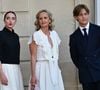 C'est en charmante compagnie que Caroline Roux s'est rendue au palais de l'Élysée.

Caroline Roux et ses enfants Rosalie et Marceau - Personnalités à la sortie de la cérémonie de remise de légion d'honneur de Jean-Paul Bigard, Pdg de l'entreprise éponyme, au palais de l'Elysée à Paris.

© Christian Liewig / Bestimage