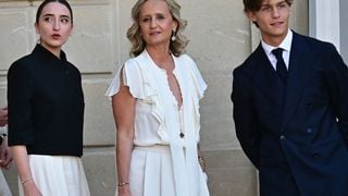Un célèbre milliardaire décoré à l'Élysée : Caroline Roux s'y invite en famille avec ses enfants Rosalie et Marceau