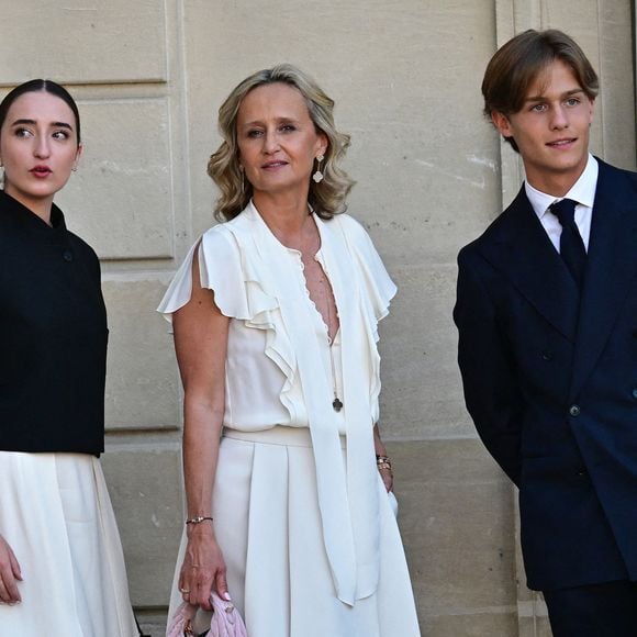 C'est en charmante compagnie que Caroline Roux s'est rendue au palais de l'Élysée.

Caroline Roux et ses enfants Rosalie et Marceau - Personnalités à la sortie de la cérémonie de remise de légion d'honneur de Jean-Paul Bigard, Pdg de l'entreprise éponyme, au palais de l'Elysée à Paris.

© Christian Liewig / Bestimage